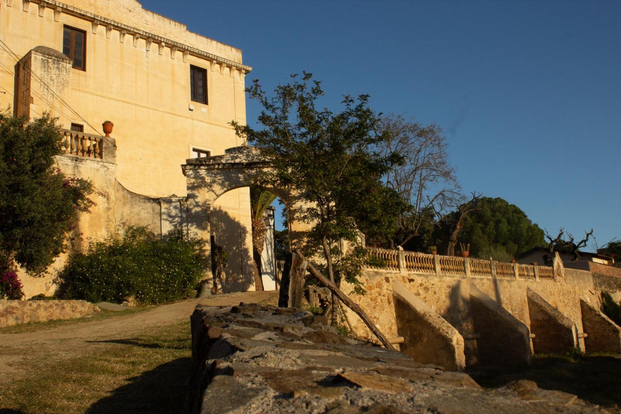 Can Rovira - Stunning Neoclassical Mansion, Just 20 Min Drive From Barcelona City Center, Ideal For Groups And Families Алелья Экстерьер фото